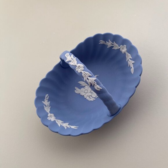 Wedgwood Blue Jasperware Floral Fluted Basket with White Motif - Picture 5 of 8